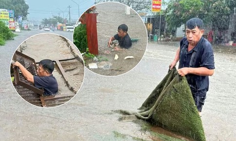 Nước ngập gần 1m, trưởng thôn ngụp xuống cống vớt rác giữa mưa lớn