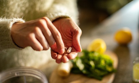Dầu cá, glucosamine, vitamin D có thực sự tốt cho não người lớn tuổi?