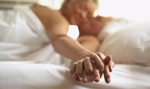 Những lợi ích bất ngờ từ đời sống vợ chồng đối với người trên 60 tuổi