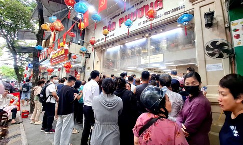Hàng bánh Trung thu truyền thống trên phố Thụy Khê, mỗi khách chỉ được mua 1 cặp