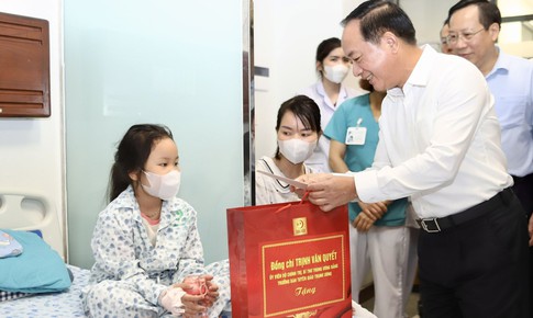 Trưởng Ban Tuyên giáo Trung ương thăm, động viên bệnh nhi tại Hà Nội