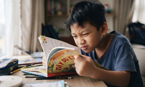 Cận thị ở trẻ: Những dấu hiệu sớm cha mẹ dễ bỏ qua