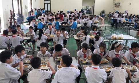 Hà Nội phát hiện nhiều bất cập tại bếp ăn bán trú Trường TH Quảng Bị 1