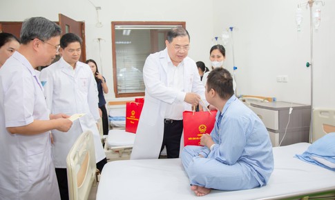Phó Thủ tướng Thường trực Phạm Gia Túc thăm, tặng quà bệnh nhi dịp Tết Trung thu