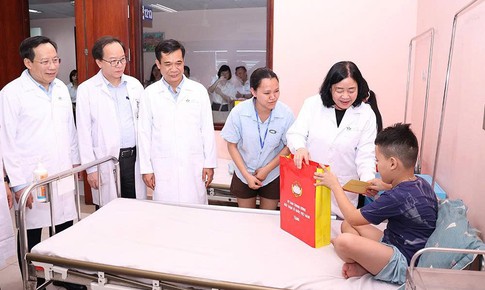 Chủ tịch Ủy ban Trung ương MTTQ Việt Nam Bùi Thị Minh Hoài thăm, tặng quà Trung thu tại Bệnh viện Nhi TW