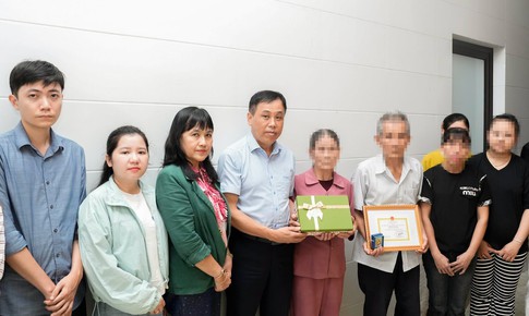 Trao Kỷ niệm chương 'Vì sức khỏe nhân dân' cho gia đình người hiến tạng