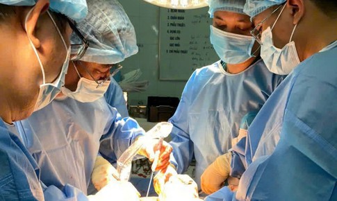 Tháo nẹp vít sau 4 năm, phẫu thuật gặp khó