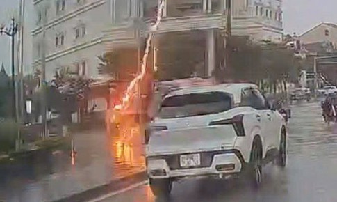 Khoảnh khắc sét đánh trúng người đi xe máy giữa mưa lớn