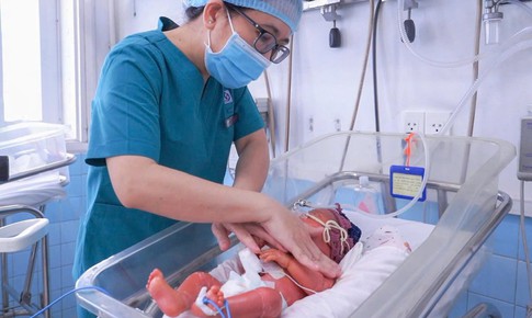 Bé trai sinh non ở TPHCM mắc bệnh vảy cá hiếm gặp