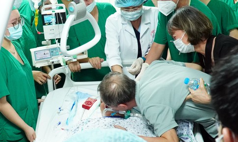 Chồng, con nghẹn ngào hôn tiễn biệt nữ nhân viên y tế trước khi hiến tạng