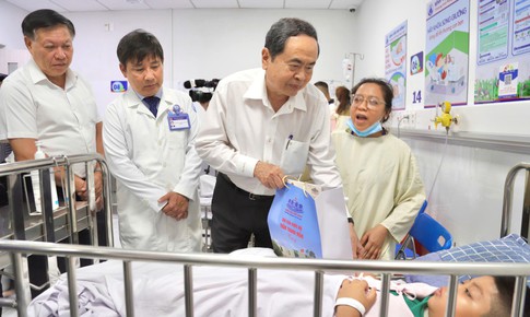 Chủ tịch Quốc hội Trần Thanh Mẫn thăm, tặng quà Trung thu cho bệnh nhi TPHCM