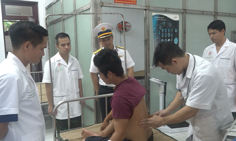 Ngư dân đau thận dữ dội lúc đánh cá, quân y Trường Sa tức tốc cấp cứu