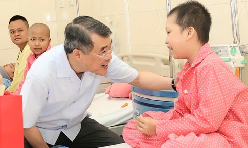Thủ tướng Lê Minh Hưng thăm, tặng quà Trung thu cho các bệnh nhi Bệnh viện K