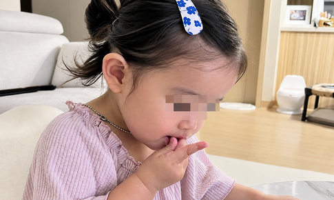 Bé gái 3 tuổi suýt ngạt vì nuốt kẹo cao su, bà cứu cháu trong gang tấc