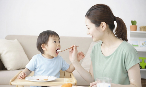 6 thói quen cha mẹ nên tránh khi cho trẻ ăn