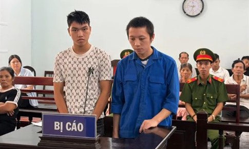 'Ngứa mắt' nhóm người đi xe ngược chiều, hai kẻ hung hãn cầm vỏ chai bia ném thẳng vào mặt