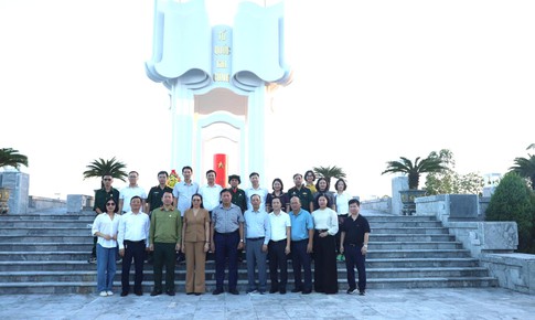 Thứ trưởng Đỗ Xuân Tuyên và đoàn Hội Cựu chiến binh Bộ Y tế tri ân các Anh hùng,Liệt sĩ tại Quảng Ninh