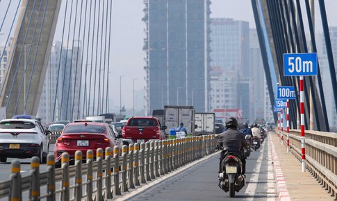 Biển chỉ dẫn khoảng cách trên cầu Nhật Tân 'biến mất' ngay ngày đầu thí điểm