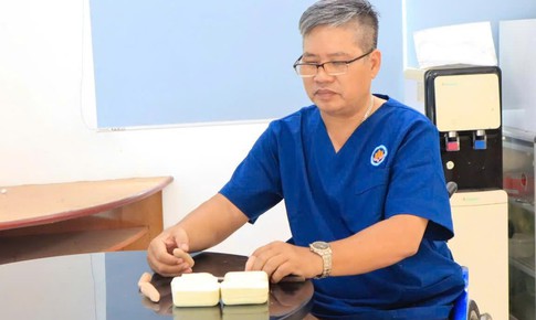 Người đàn ông ngồi xe lăn chế tác những ngón tay giả cho bệnh nhân