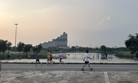 Đi bộ sau tuổi 50 bao nhiêu là đủ để giữ cơ và xương?