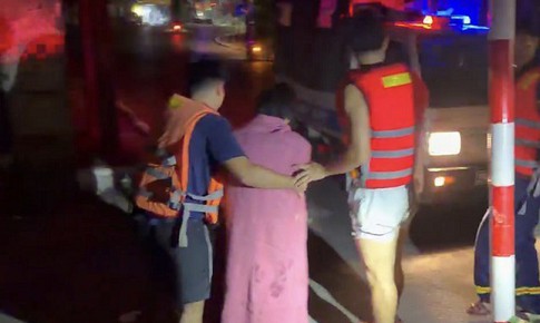 Chạy đua 12 phút trong đêm cứu người đuối nước ở chân cầu Long Biên
