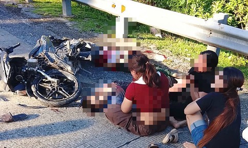 Ba người trong một gia đình thương vong sau va chạm mạnh với xe tải