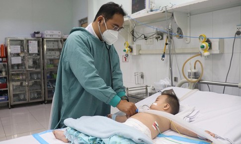 'Con bị tay chân miệng, bố mẹ trong ngành y có khi không kịp trở tay vì bệnh diễn tiến nhanh'