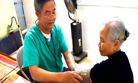 Vị bác sĩ làng với những bước chân không mỏi