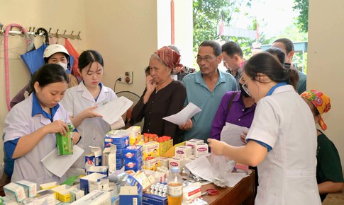 Khám, cấp phát thuốc miễn phí cho 600 người dân vùng biên giới