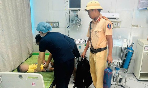 Cảnh sát mở đường đưa bé 15 tháng bị co giật trên quốc lộ đi cấp cứu