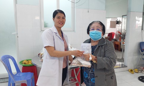 Trạm y tế ở TPHCM: Dược sĩ nấu bữa sáng cho người cao tuổi
