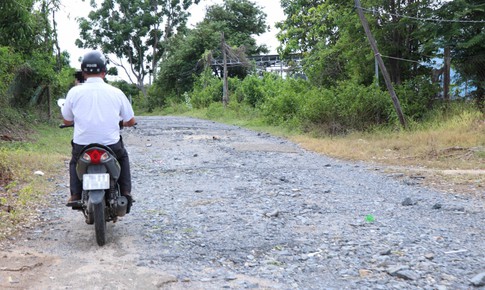 Đường Đá Voi - Nông Phố ở Khánh Hòa xuống cấp, người dân mong được sửa chữa