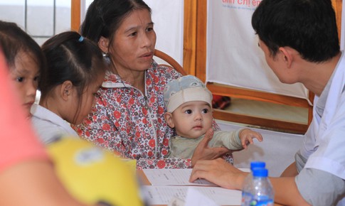 Nhân viên y tế thôn, cô đỡ thôn bản yên tâm công tác khi phụ cấp tăng