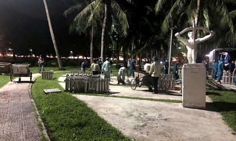 Thức trắng đêm sau màn pháo hoa rực rỡ để công viên sạch đẹp lúc bình minh