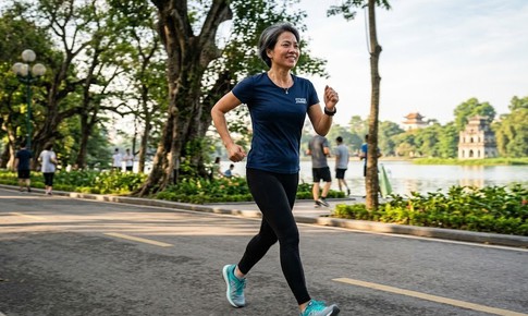 Sau tuổi 50, tập HIIT có giúp giảm mỡ bụng tốt hơn đi bộ?