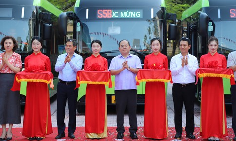 Quảng Ninh khai trương xe buýt điện miễn phí đưa đón học sinh đến trường