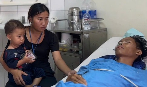 Xót xa cảnh chồng nằm viện chờ phẫu thuật, vợ phải ôm con nhỏ theo, cầu cứu sự trợ giúp
