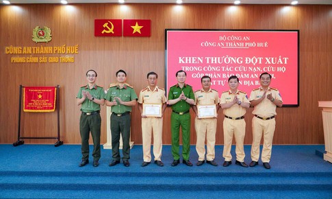 Khen thưởng đột xuất 2 Trung tá CSGT Huế hỗ trợ người dân đi cấp cứu