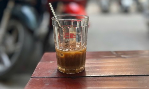 Uống cà phê ngay khi thức dậy khiến cơ thể nhanh đuối sức và dễ béo bụng