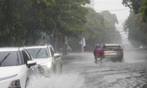 Cảnh báo mưa dông mạnh ở Nam Bộ, nước sông Đồng Nai lên cao