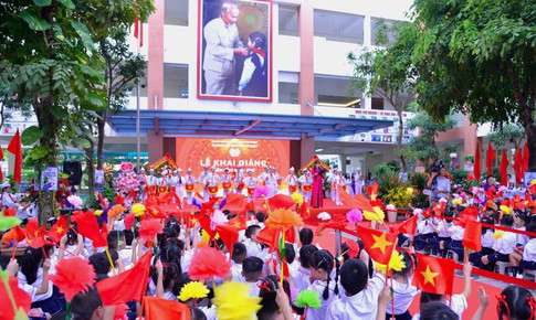 Chủ tịch UBND TP Hà Nội dự khai giảng năm học mới Trường TH Ngô Thì Nhậm