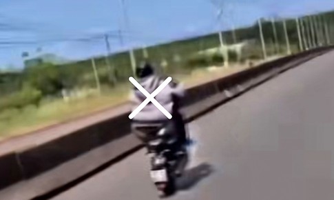 'Biểu diễn' bốc đầu xe máy, thanh niên 21 tuổi không bằng lái bị xử lý