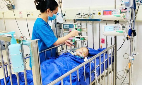 Bệnh nhi thủng ruột nguy kịch vì nuốt 3 viên nam châm trong đồ chơi