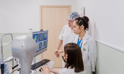 Tạo hình đồng tử dạng lỗ trong điều trị bệnh giác mạc chóp nặng