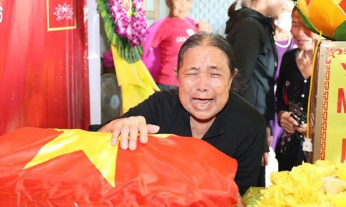 Vợ 72 tuổi bật khóc đón chồng liệt sĩ trở về sau gần 50 năm chờ đợi