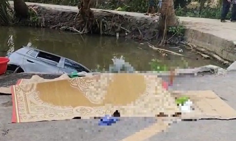 Ô tô lao xuống mương nước, hai vợ chồng tử vong, 3 người thoát nạn