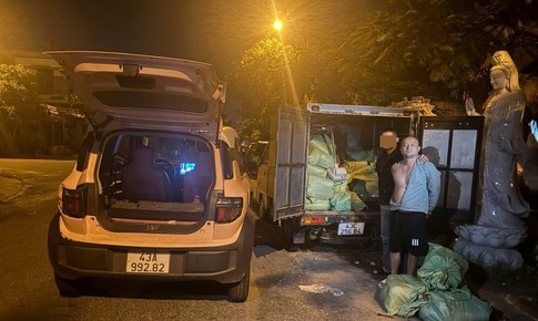 Bắt quả tang đối tượng vận chuyển, mua bán gần 300 bình ‘khí cười’