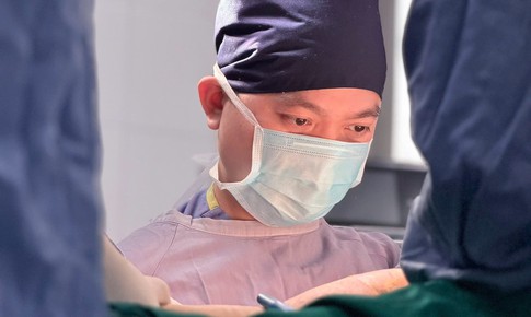 Hy hữu: Tay cầm ghi đông xe máy 'trôi' từ đùi lên tiểu khung thanh niên 25 tuổi