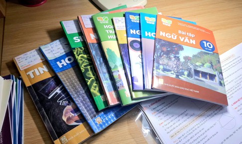 Phụ huynh chật vật tìm sách giáo khoa cho con khi năm học đã bắt đầu