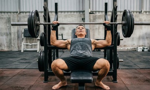 Nam giới sau tuổi 50: Để tăng cơ nên tập tạ nặng hay tập nhiều lần?